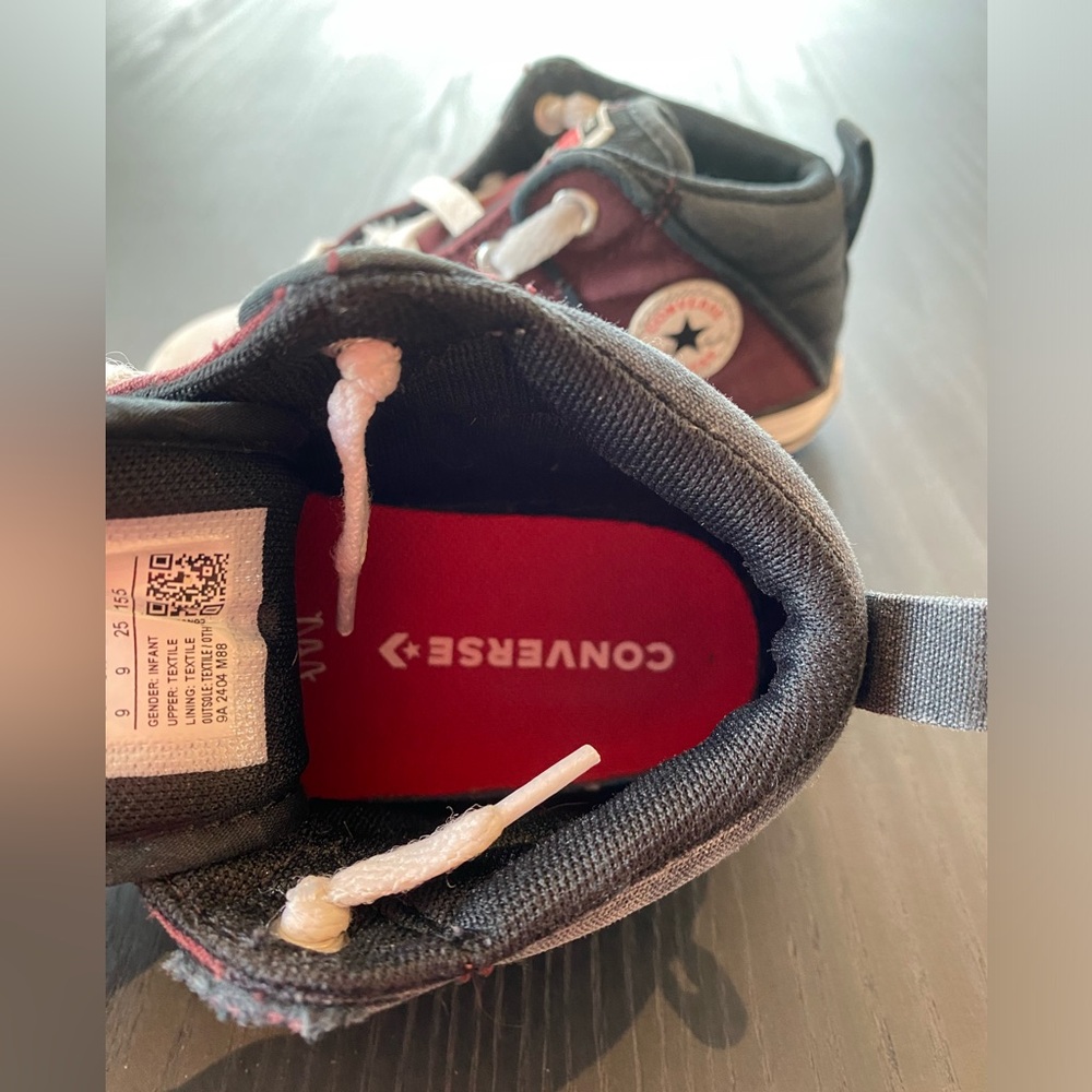 Converse Kids' Maroon & White Chuck Taylor All Star Axel Sneakers Size 9 - Picture 4 of 7